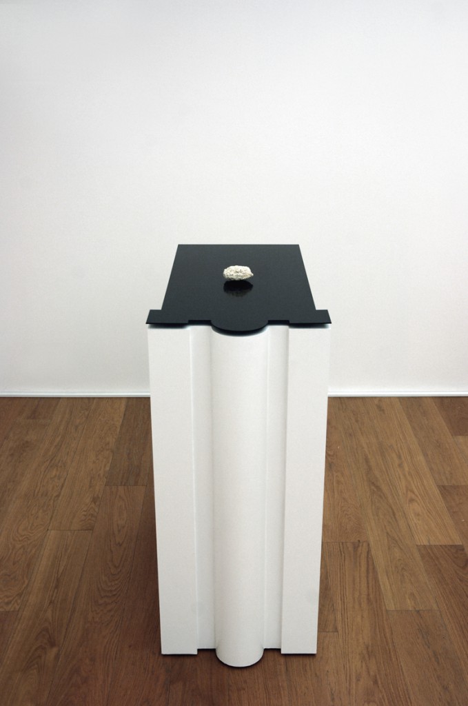 [Electromagnetic fields, sponge, inox 204, phosphor,linoleum, wood pedestal, 130x60x80 cm]