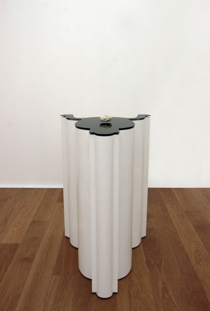 [Electromagnetic fields, sponge, inox 204, phosphor,linoleum, wood pedestal, 130x60x80 cm]